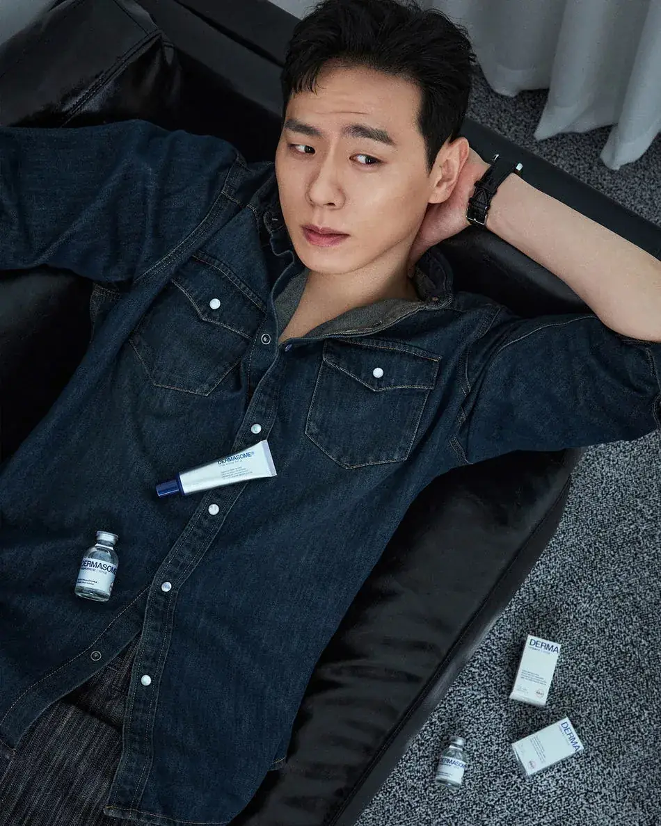 데님 셔츠 위에 더마좀 제품을 올려둔 모델