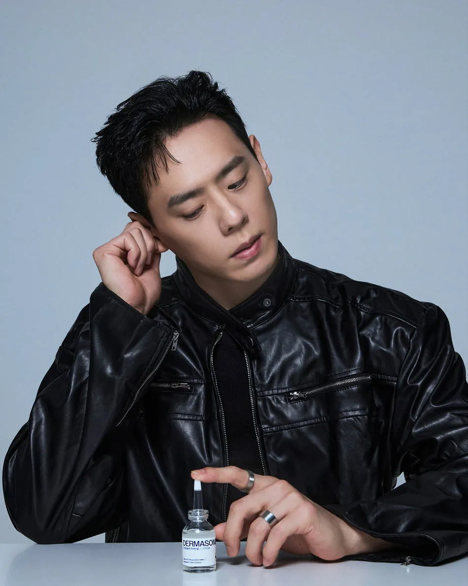 레더 재킷 차림으로 더마좀솔루션을 마주한 모델